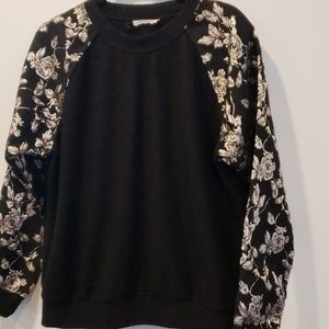 Black sweatshirt gold and silver sleeves